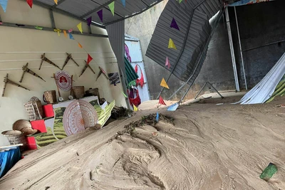 Mưa lớn khiến nước và bùn đất tràn vào khuôn viên Trường Phổ thông Dân tộc bán trú Tiểu học và Trung học cơ sở Thàng Tín gây hư hỏng cơ sở vật chất. 