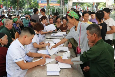 Sở Y tế tỉnh Tuyên Quang tổ chức khám sức khỏe miễn phí cho người dân xã vùng cao Phú Linh.