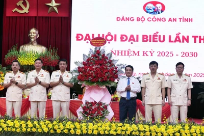 Đồng chí Hầu A Lềnh, Bí thư Tỉnh ủy Tuyên Quang tặng hoa chúc mừng đại hội.