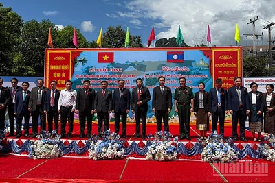 Các đại biểu tại lễ khởi công dự án. (Ảnh: TRỊNH DŨNG)