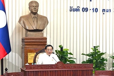 Thủ tướng Chính phủ Lào Sonexay Siphandone phát biểu bế mạc phiên họp. (Ảnh: Báo Pasaxon)
