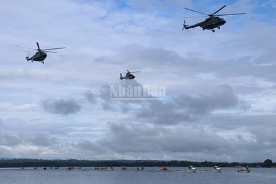 Trực thăng và thuyền máy tham gia diễn tập tìm kiếm, cứu hộ và giúp đỡ người gặp nạn do lũ lụt. (Ảnh: TRỊNH DŨNG)