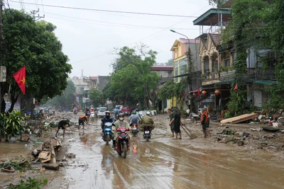 Đường Lý Thường Kiệt, phường Hà Giang 2 ngập ngụa bùn đất sau trận lụt lịch sử.