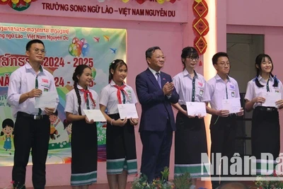 Đại sứ Việt Nam tại Lào Nguyễn Minh Tâm trao tặng phần thưởng cho các em học sinh có thành tích tốt trong năm học 2024-2025. (Ảnh: HẢI TIẾN)