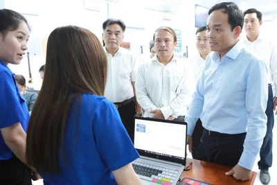 Bí thư Thành ủy Thành phố Hồ Chí Minh Trần Lưu Quang khảo sát tại Trung tâm phục vụ hành chính công phường Bình Dương. 