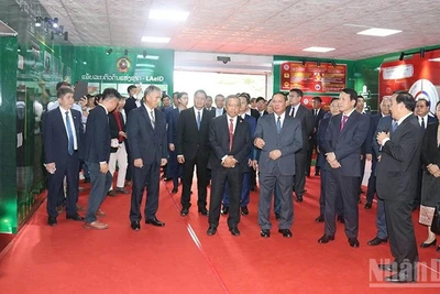 Bộ trưởng Công an Lương Tam Quang và Bộ trưởng Công an Lào Vilay Lakhamphong cùng các đại biểu tham quan Trung tâm dữ liệu căn cước công dân Lào. (Ảnh: HẢI TIẾN)