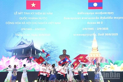 Biểu diễn văn nghệ ca ngợi mối quan hệ Lào-Việt Nam. (Ảnh: HẢI TIẾN)