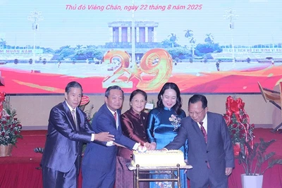 Các đại biểu cắt bánh mừng sinh nhật lần thứ 80 của nước Cộng hòa xã hội chủ nghĩa Việt Nam. (Ảnh: HẢI TIẾN)