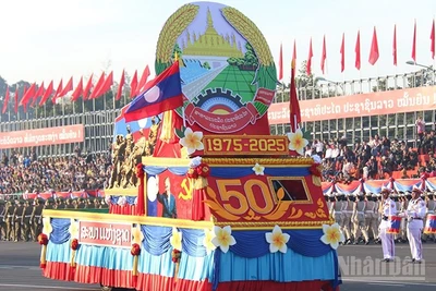 Khối diễu hành mang biểu tượng kỷ niệm 50 năm Quốc khánh Lào tại buổi tổng duyệt. (Ảnh: TRỊNH DŨNG)