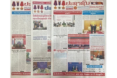 Trang nhất các tờ báo lớn của Lào mấy ngày qua đăng trang trọng các bài viết ca ngợi mối quan hệ Lào-Việt Nam. (Ảnh: DUY TOÀN)