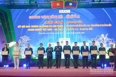 Trao Bằng khen của Bộ trưởng Quốc phòng Việt Nam cho các cá nhân, tập thể có thành tích xuất sắc trong tổ chức và tham gia hội chợ. (Ảnh: TRỊNH DŨNG)