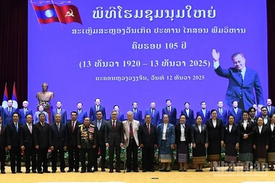 Các đại biểu chụp ảnh lưu niệm tại buổi lễ. (Ảnh: DUY TOÀN)