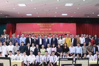 Các đại biểu chụp ảnh sau buổi nói chuyện. (Ảnh: DUY TOÀN)