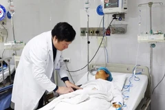 Bác sĩ thăm khám cho sản phụ. (Ảnh: BVCC)