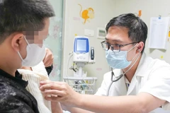 Bệnh nhi được thăm khám, theo dõi sát sao theo chiến lược điều trị nhiều giai đoạn.