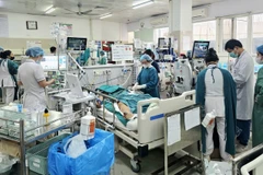 Bệnh nhân nằm cấp cứu tại Bệnh viện Bạch Mai. 