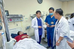 Tiến sĩ, bác sĩ Nguyễn Công Hựu, Giám đốc Bệnh viện E cùng ê-kíp cấp cứu các nạn nhân.