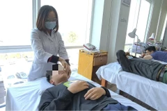 Bác sĩ can thiệp cho người bệnh.