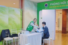 Các thầy thuốc tập trung cao độ cho công tác chăm sóc sức khỏe đại biểu tại Đại hội XIV của Đảng.