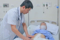 Bác sĩ thăm khám lại cho bệnh nhân sau phẫu thuật. 