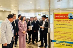 Thứ trưởng Nguyễn Thị Liên Hương đi giám sát công tác phòng, chống dịch bệnh trong dịp Tết Nguyên đán tại Cảng hàng không quốc tế Nội Bài (Hà Nội).