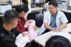 Hai thai nhi cùng chung một buồng ối và một bánh rau chào đời khỏe mạnh. 