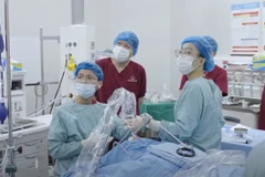 Các bác sĩ phẫu thuật cho bệnh nhân.