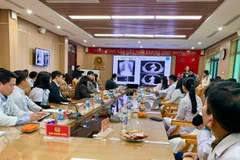 Tiến sĩ, bác sĩ Masao Hashimoto đang chia sẻ kỹ thuật nội soi siêu âm phế quản cho các bác sĩ Bệnh viện 19-8.