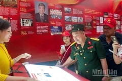 Trung sĩ Ngô Sỹ Nguyên, pháo thủ xe tăng 390 trải nghiệm tại triển lãm "95 năm Cờ Đảng soi đường".