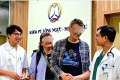 Bệnh nhân cảm ơn các thầy thuốc Bệnh viện Bạch Mai đã cứu sống mình. 