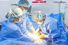 Bác sĩ phẫu thuật chủ động cho sản phụ.