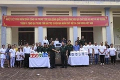 Tổng giám đốc Trung tâm hành động quốc gia khắc phục hậu quả chất độc hóa học và môi trường tặng quà cho các nạn nhân tại Trung tâm bảo trợ xã hội nạn nhân chất độc da cam.