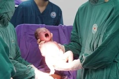 Sản phụ sinh con an toàn sau khi được đưa cấp cứu từ đảo về bờ. 
