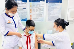 Trẻ em tiêm chủng trước mùa tựu trường.