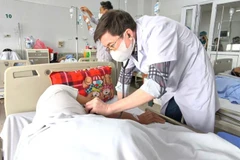 Bác sĩ thăm khám cho bệnh nhân.