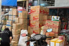 Chợ Hà Đông một trong những đầu mối cho các mặt hàng dầu ăn giá rẻ. (Ảnh: HÙNG DŨNG)