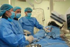 Các bác sĩ can thiệp cho bệnh nhân. 