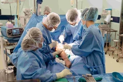 Các bác sĩ tiến hành phẫu thuật cho bệnh nhi.