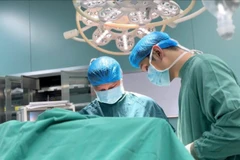 Bác sĩ chuyên khoa II Nguyễn Quang Thành phẫu thuật cho bệnh nhân. 