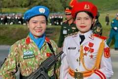 Thượng úy, quân nhân chuyên nghiệp Trần Thị Thu Hà - điều dưỡng viên Khoa Cấp cứu, Bệnh viện Trung ương Quân đội 108 trong đội hình của khối lực lượng gìn giữ hòa bình và em gái Thiếu úy, quân nhân chuyên nghiệp Trần Thị Bích Ngọc, Bộ môn Sinh học-Di truyền học, Học viện Quân y trong đội hình khối quân nhạc (A80).