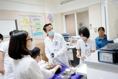 Các bác sĩ thăm khám cho bệnh nhi. 