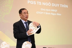 Phó Giáo sư, Tiến sĩ Ngô Duy Thìn giới thiệu về sản phẩm mảnh ghép hộp sọ PEEK in 3D cá thể hóa.