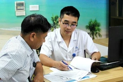 Bác sĩ tư vấn cho người bệnh cao tuổi tại Bệnh viện Lão khoa Trung ương. (Ảnh minh họa)