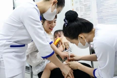 Bệnh nhi đầu tiên được tiêm vaccine não mô cầu thế hệ mới. 