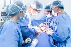 Bác sĩ phẫu thuật lấy khối bướu giáp cho bệnh nhân. 