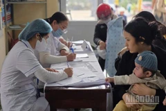 Khám sàng lọc cho trẻ trước khi tiêm vaccine. 