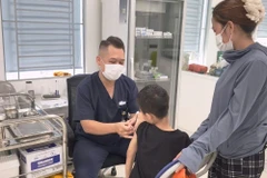 Tiêm phòng dại cho bệnh nhi tại Bệnh viện Bệnh Nhiệt đới Trung ương. 