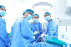 Ê-kíp bác sĩ phẫu thuật cho người bệnh. 