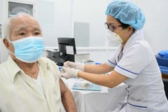 Tiêm vaccine tại Đơn vị Tư vấn và Tiêm chủng vaccine, Viện Y học Nhiệt đới Bạch Mai.