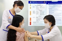 Khách tiêm vaccine "4 trong 1". 